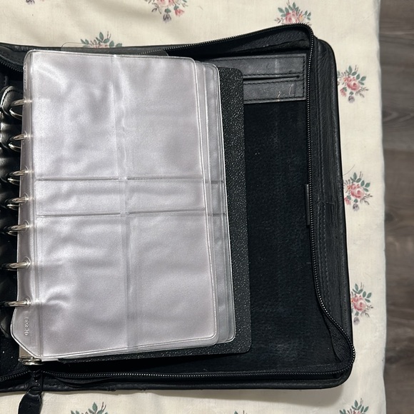 Kirkland signature zip up leather organizer/planner. 7 ring. - Picture 5 of 14
